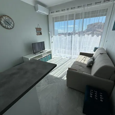 Esperance Apartment *