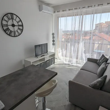 Esperance Apartment *