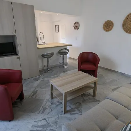 Esperance Apartment *