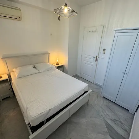 Esperance Apartment *